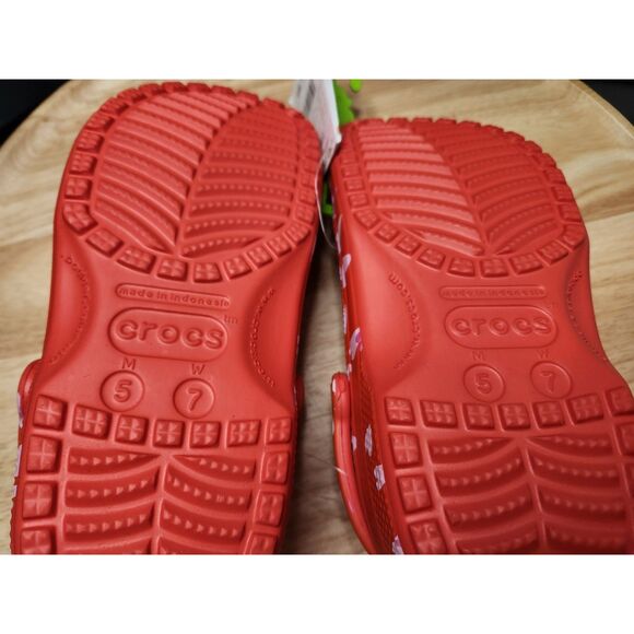 Crocs Classic VDay Clog Women's size 7 Heart Graphics - Picture 5 of 6
